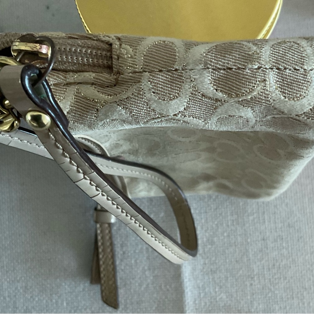 COACH wristlet EUC 2 zip pockets zippers work great cute for night out. $12 - Picture 5 of 11